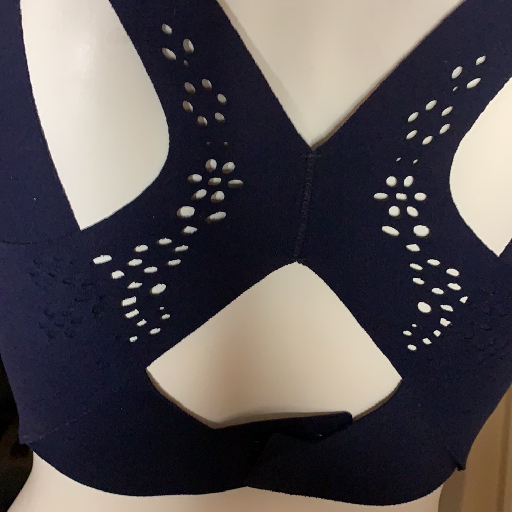 Victoria sport bra .